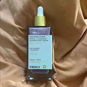TRULY Moonicorn Shimmer Body Serum -